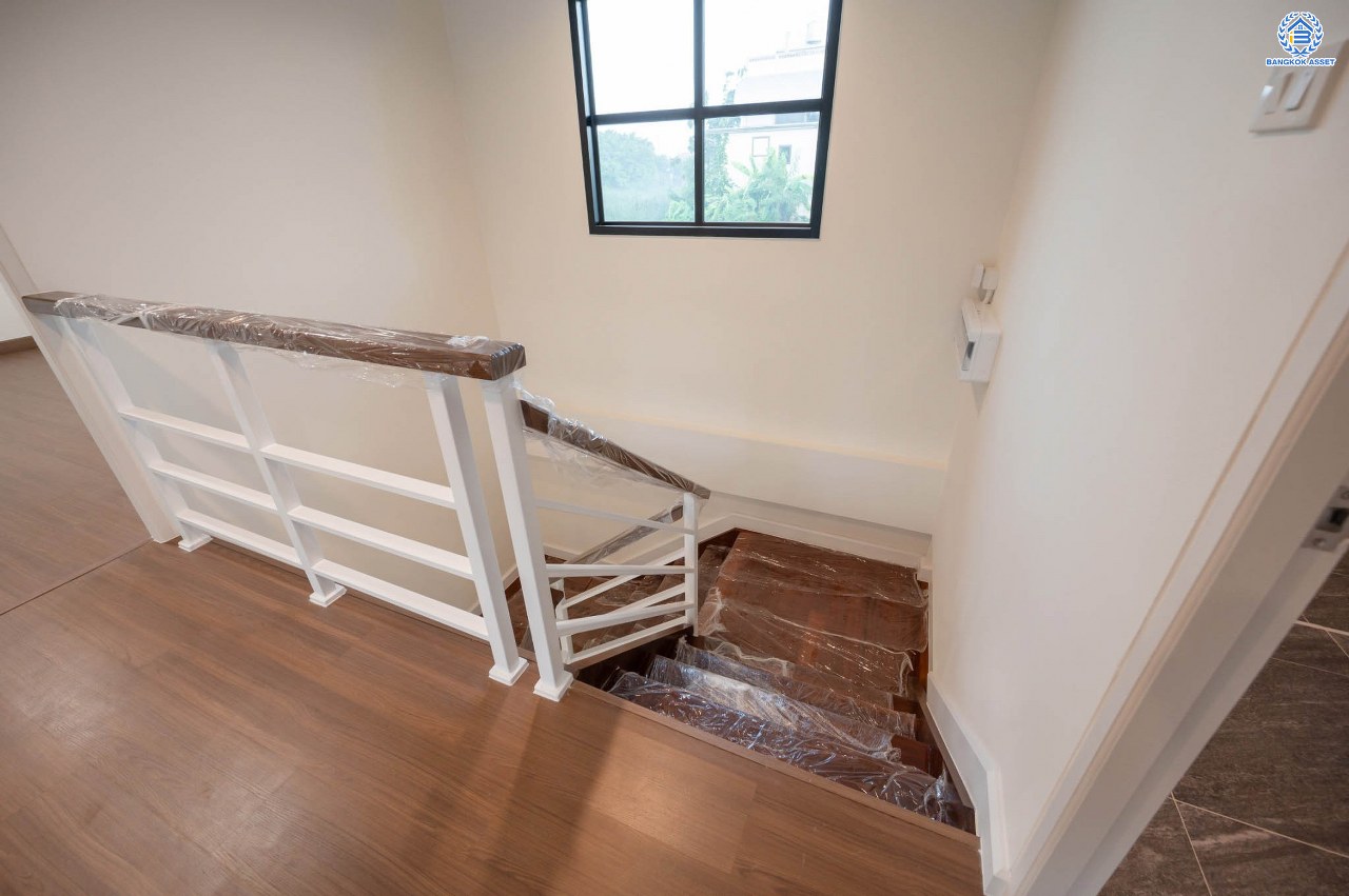 บ้านมือสองตกแต่งใหม่ โครงการ กฤษดานคร20 ปิ่นเกล้า-ติดถนนบรมราชชนนี เนื้อที่ 86 ตร.ว. บ้านเดี่ยวหลังใหญ่ พร้อมฟังก์ชัน 3 ห้องนอน 3 ห้องน้ำ 1 ห้องห้องอเนกประสงค์ จอดรถได้ 2 คัน บนทำเลเชื่อมต่อเมืองอย่างรวดเร็ว ใกล้ทางคู่ขนานลอยฟ้าบรมราชชนนี ทางด่วน "กาญจนาภิเษก" ม.มหิดล และเซ็นทรัลปิ่นเกล้า